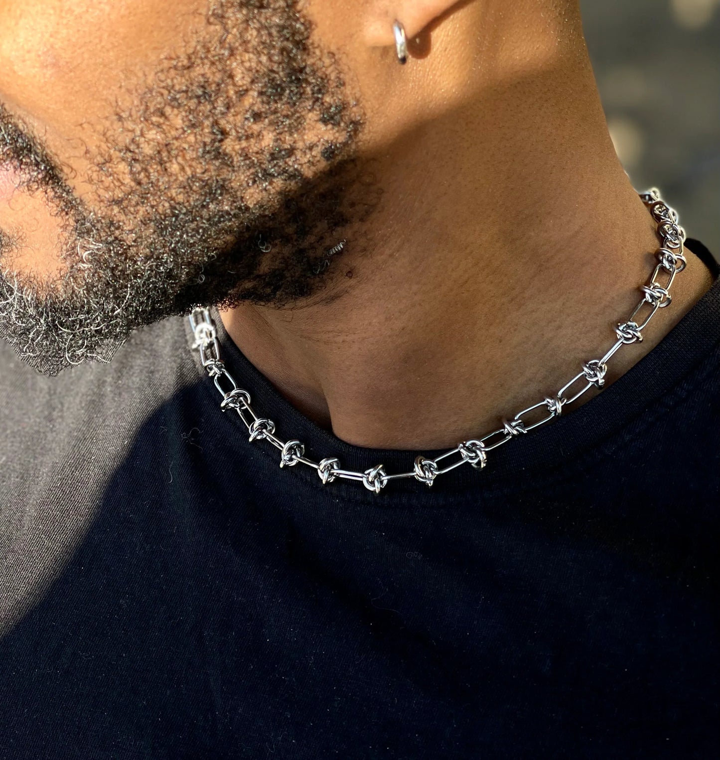 Collana uomo in acciaio inossidabile LUEUR, design moderno e dettagli artigianali, indossata