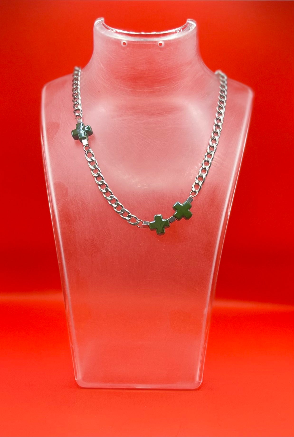 Catena CROSSED OUT con ciondolo a croce in ceramica